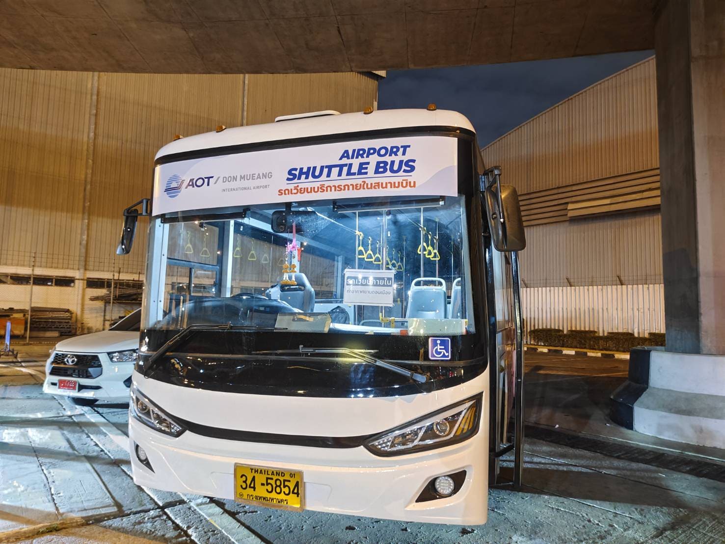 สติ๊กเกอร์ติดกระจกรถ